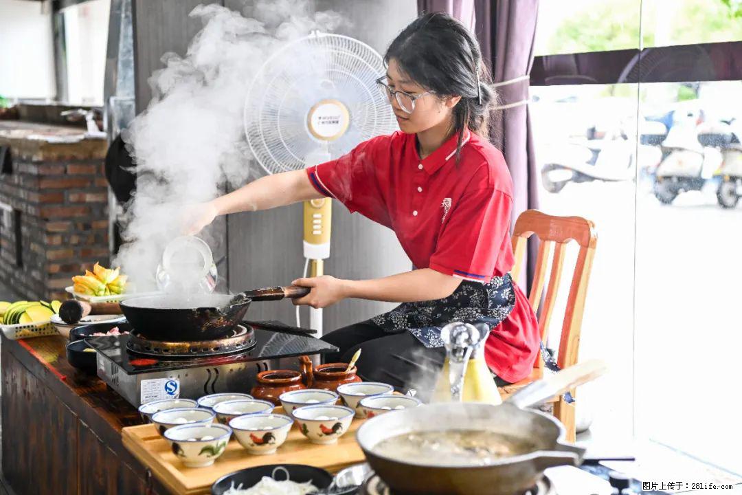 全网追的“扁担女孩”,找了一份暑假工,时薪12元 - 泰安生活资讯 - 泰安28生活网 ta.28life.com